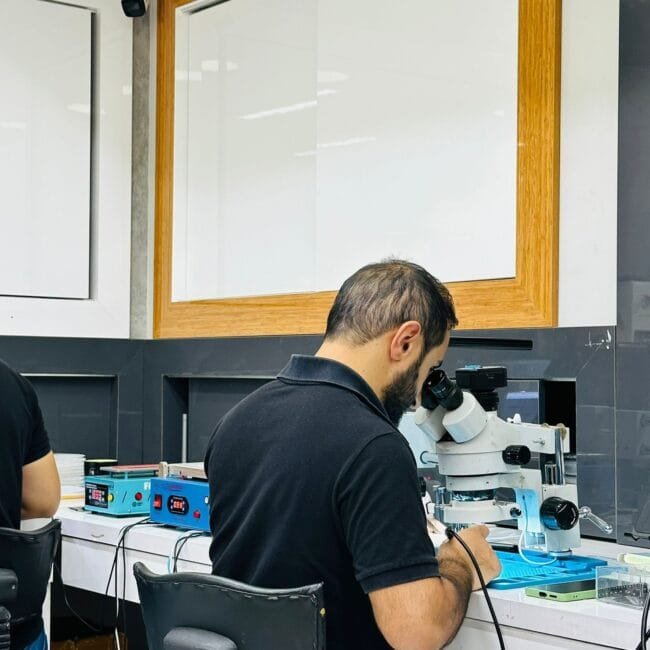 İzmir'de profesyonel bir telefoncu olan Telefon Profesörü mağazasında telefon tamiri işlemi