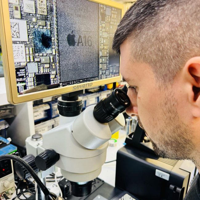 İzmir Bornova'da Telefon Profesörü mağazasında iPhone tamiri yapılıyor